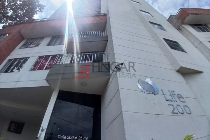 Calle 200 # 25-18