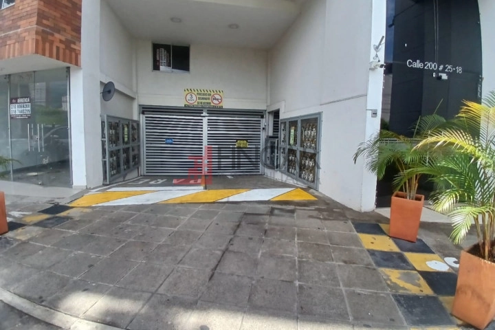 Calle 200 # 25-18