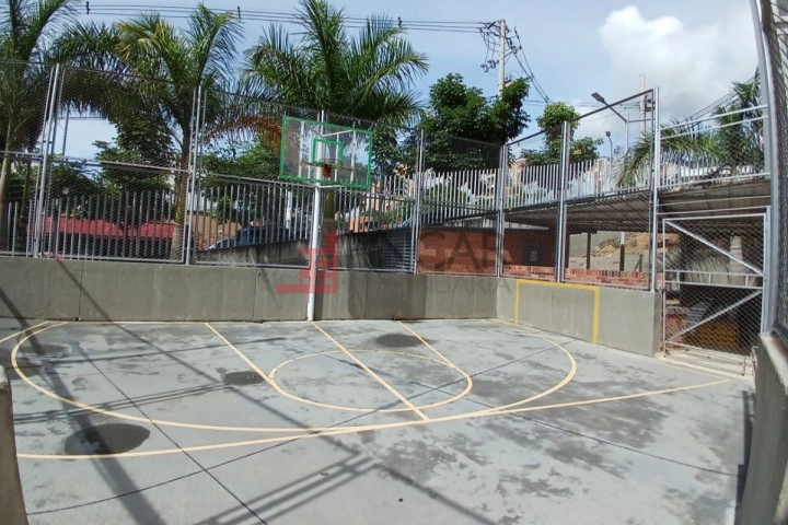 Calle 68b # 23b-38